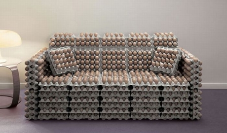 необычный диван из яиц