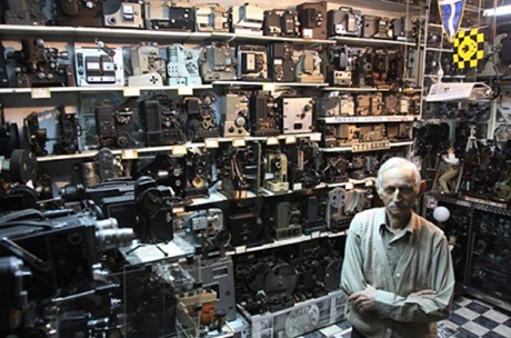 коллекция старинных моделей камер и проекторов