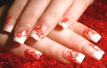 nail_art_nogtevoi_disain_s_krasno_belymi_serdechkami.jpg