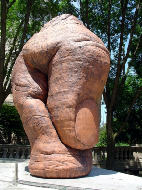 палец статуя