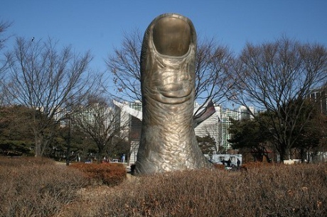 памятник пальцу