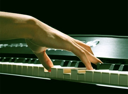 Видео прикол виртуозной игры на пианино