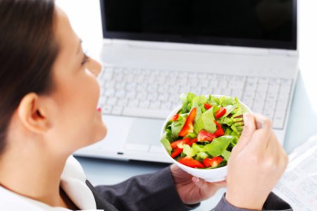 Диетологи советуют как питаться на работе, если на обед не хватает  времени
