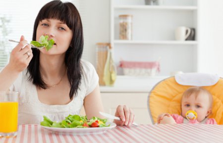 Диетологи развеяли 8 мифов. Что кушать кормящей маме?