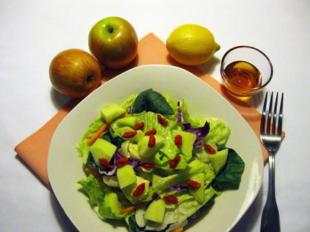 Фруктовий салат з ягодами годжі