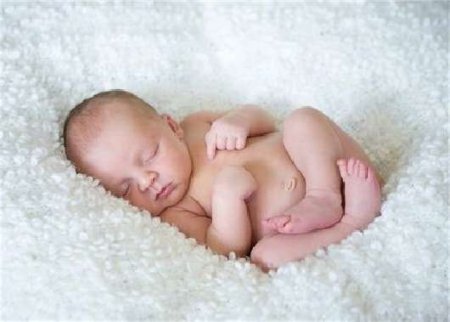 В пять месяцев малыш спит пятнадцать часов в сутки