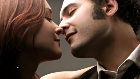 Как возбудить девушку поцелуем в губы: 8 советов