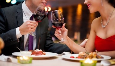 Як організувати романтичне побачення в ресторані