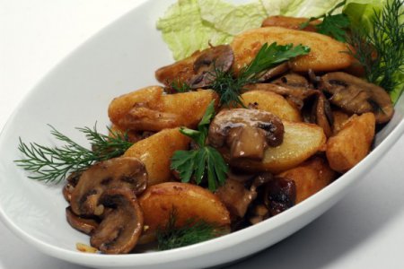  Запеченный картофель с луком и грибами