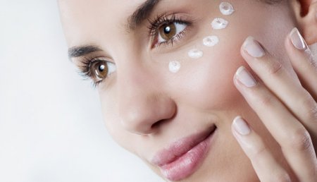 Які продукти найчастіше використовуються для масок навколо очей?