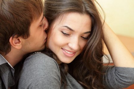 Как возбудить девушку во время поцелуя