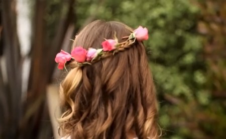 зачіски коса з квітами