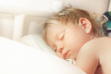 Дитина погано спить в повний місяць. Що робити?