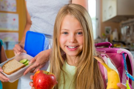 Правильное питание школьника: что давать ребенку на занятия.