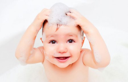 Як привчити дитину митися