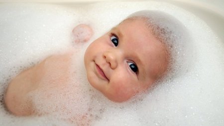 Що робити, якщо дитина плаче при купанні?