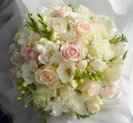 Класичний букет на весілля з троянд