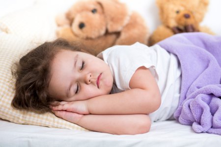 Як привчити дитину засинати в ліжечку самому