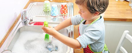 Як привчити дитину мити посуд за собою