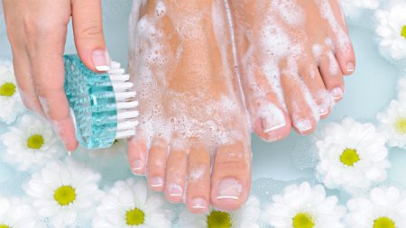 Як доглядати за шкірою після гоління ніг