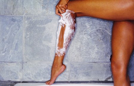 Як доглядати за шкірою після гоління ніг
