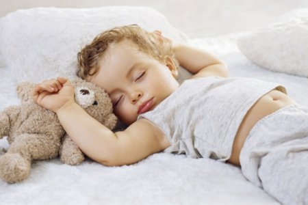 Як привчити дитину лягати спати вчасно?