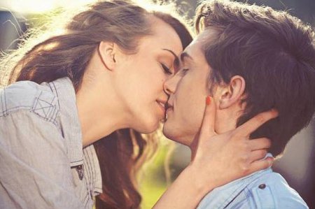 Як потрібно цілуватися в перший раз