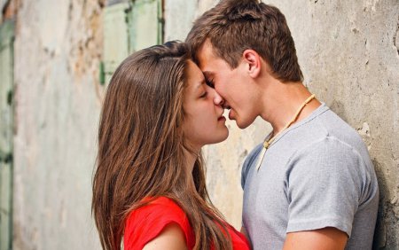 Як треба цілуватися в перший раз