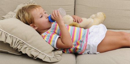 Сахар и вода: чем поить ребенка?