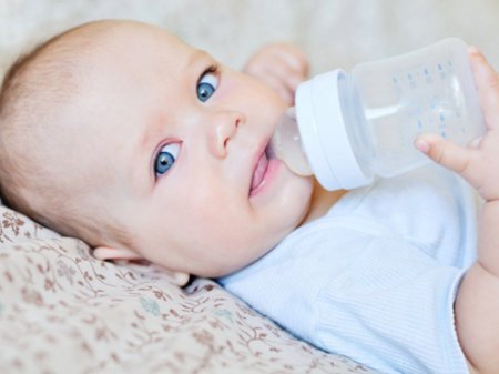 Сахар и вода: чем поить ребенка?