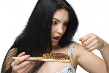 Специалисты рассказали, как остановить выпадение волос