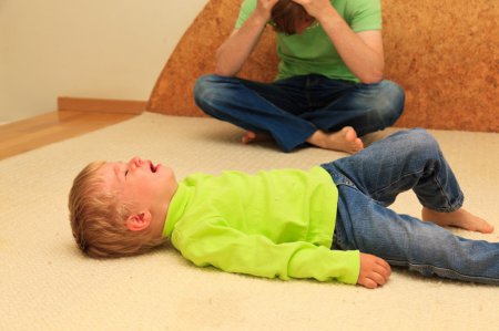 Как себя вести, если ребенок закатывает истерики: советы психолога