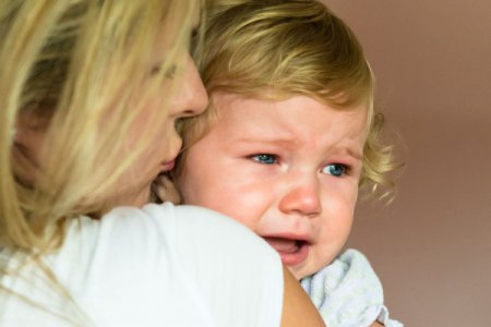 Что делать маме, если ребенок в 10 месяцев закатывает истерики?
