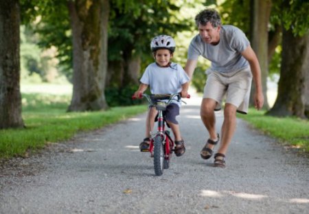 Родителям на заметку: как научить ребенка кататься на двухколесном велосипеде